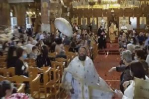 Χίος και Κύπρος: Τήρησαν και φέτος το έθιμο οι «ιπτάμενοι ιερείς» (Video)