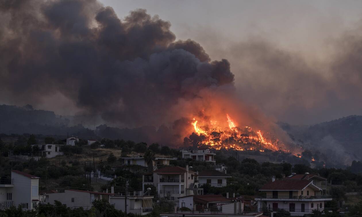 Φωτιά στην Κορινθία: Ενεργοποιήθηκε το 112- Εκκενώνονται κι άλλοι οικισμοί