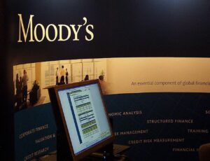 Moody's: Υποβάθμισε μικρές και μεσαίες αμερικανικές τράπεζες, προειδοποιεί τους «κολοσσούς»