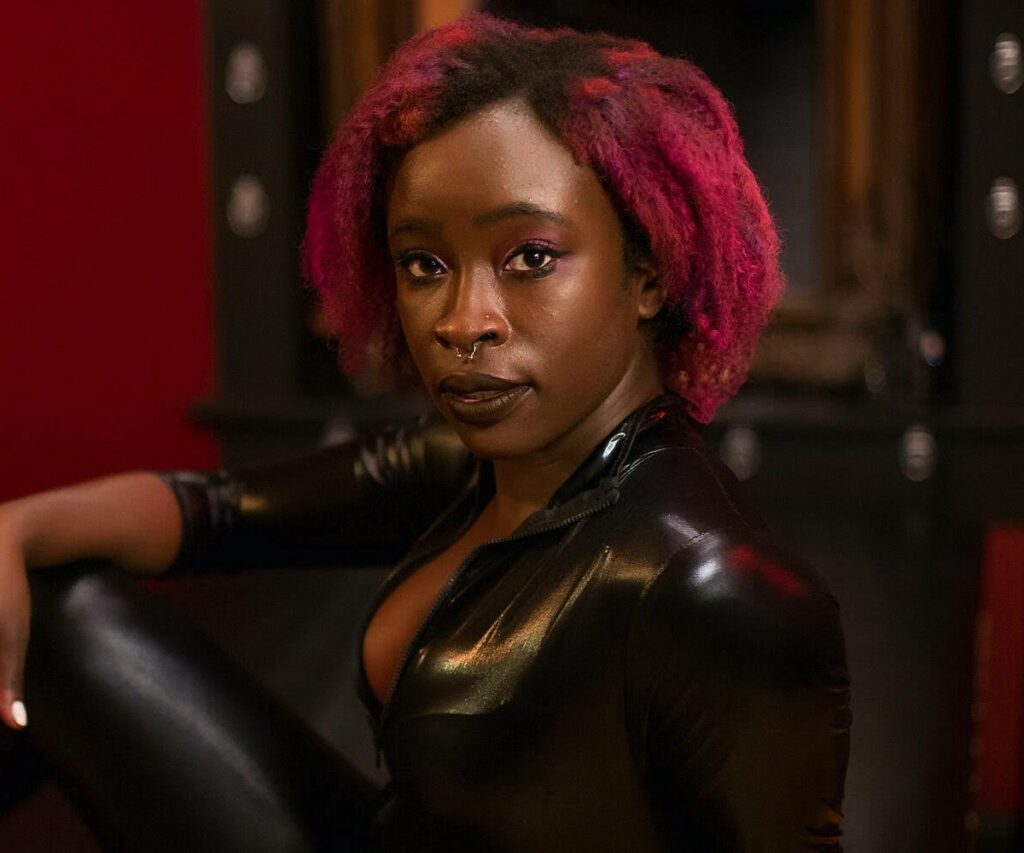 Νεκρή στα 33 της η Mistress Velvet -Ανάγκαζε τους πελάτες της να διαβάζουν μαύρο φεμινισμό