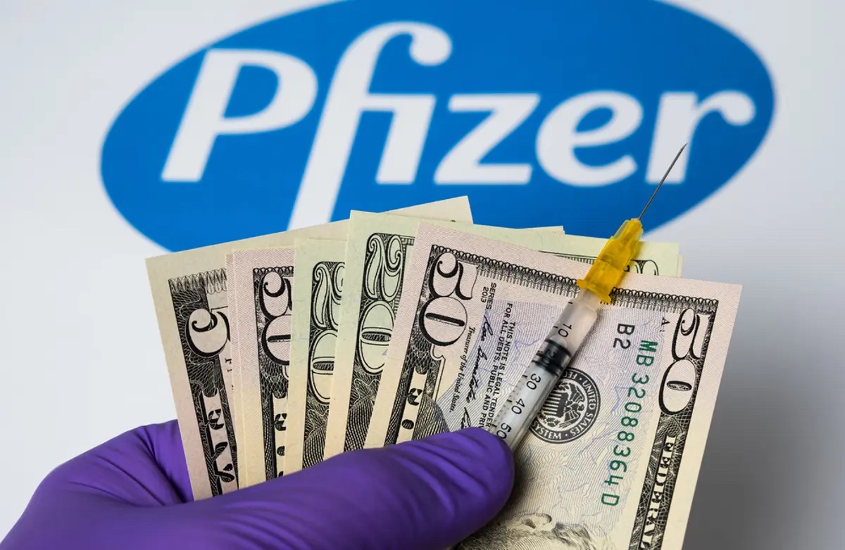 Pfizer: «Πρωταγωνιστεί» με 26 δισ. δολάρια τα κέρδη από τα εμβόλια το 2021