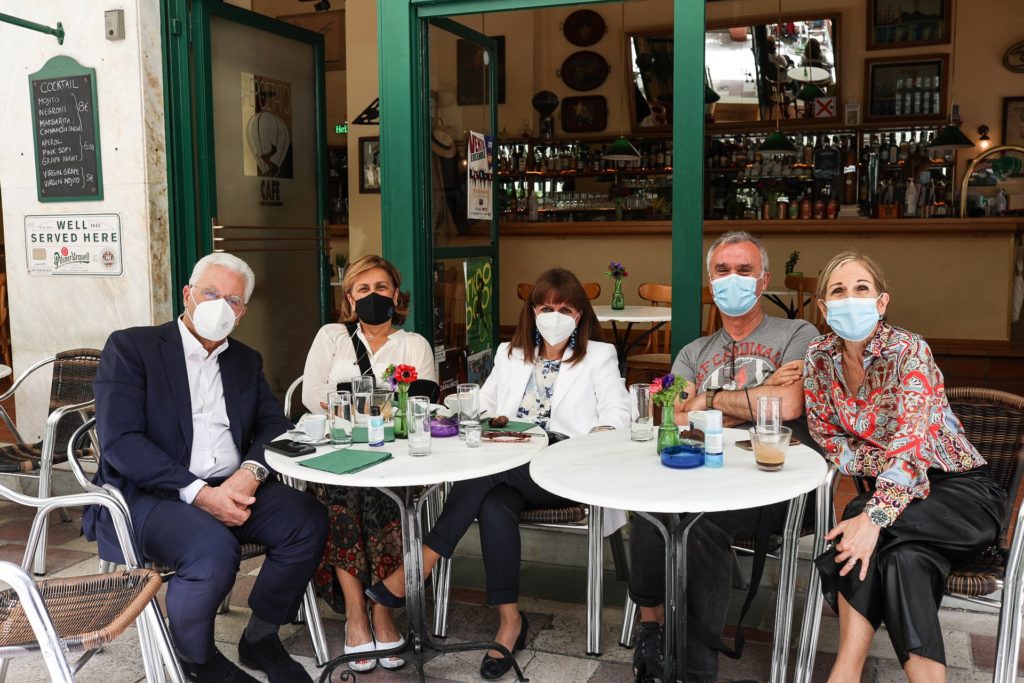 O πρωινός καφές της Σακελλαροπούλου με γιατρούς από «Ευαγγελισμό» και «Σωτηρία»