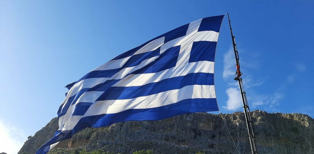 Οργή για αυτούς που κατέβασαν τις ελληνικές σημαίες