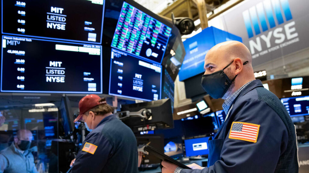 Ήπια ανοδική αντίδραση στη Wall St μετά το -6%