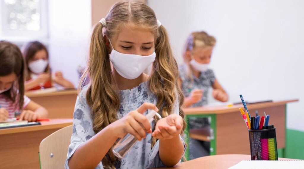 Παιδιατρική Εταιρεία: Δύσκολο να μείνουν ανοιχτά τα σχολεία από τον Δεκέμβριο και μετά