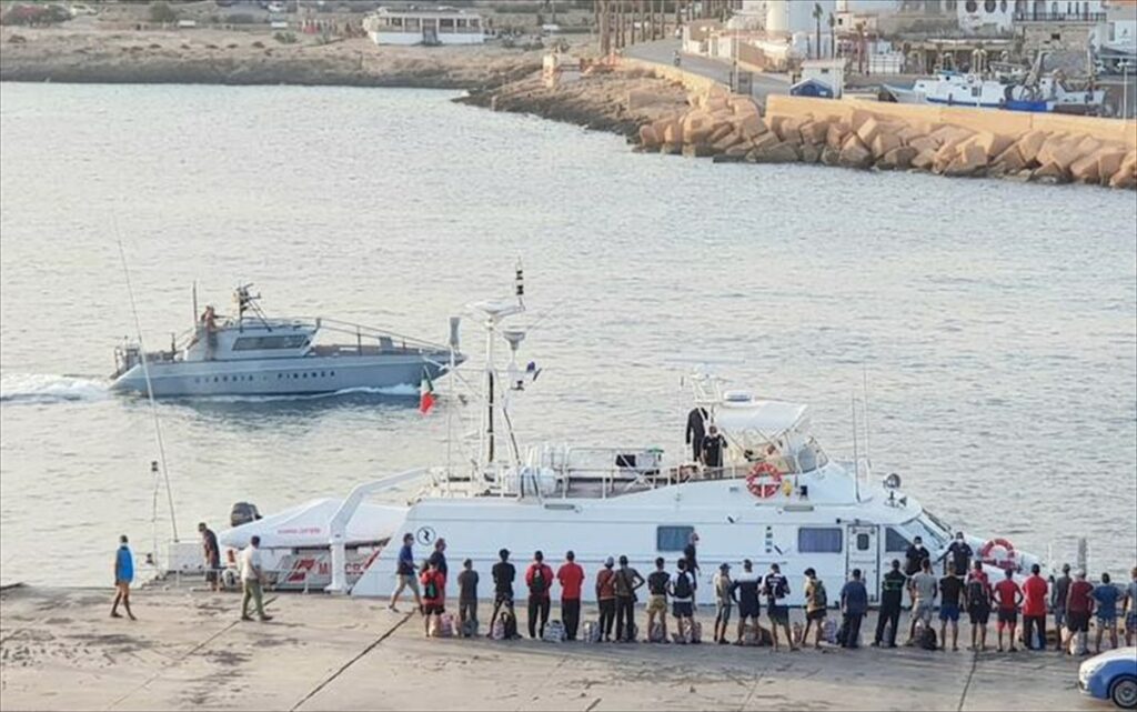 Ιταλία: Χίλιοι μετανάστες και πρόσφυγες έφτασαν στην Λαμπεντούζα