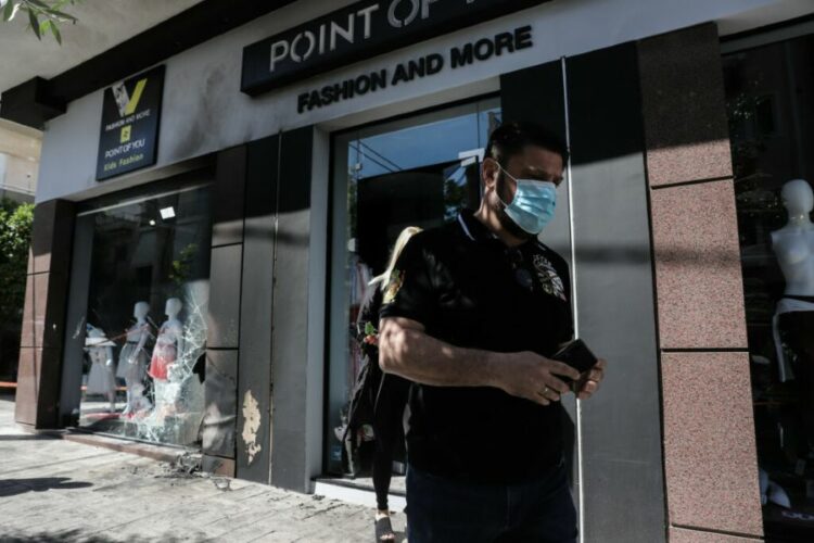 Βίντεο από την επίθεση στα καταστήματα της συζύγου του Νίκου Χαρδαλιά