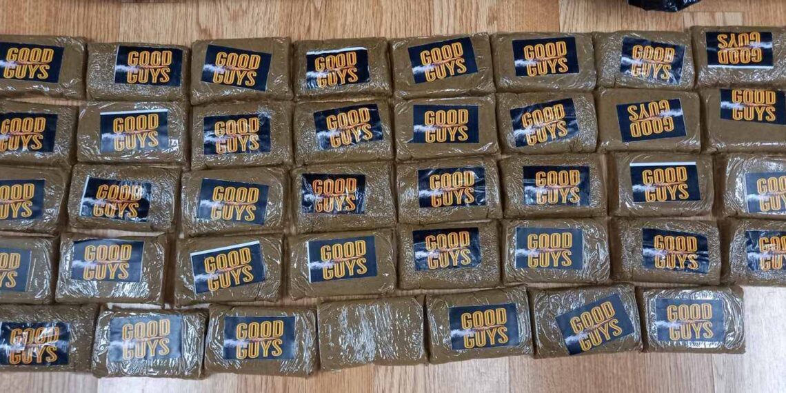 Είναι χαρακτηριστικό ότι τα 39 πακέτα με τα ναρκωτικά είχαν αυτοκόλλητο που έγραφε «good guys».