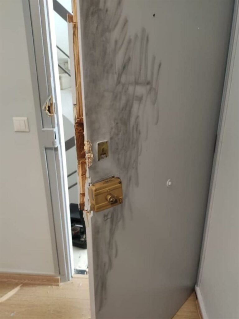 Γυαλιά καρφιά η πολυκατοικία όπου βρίσκεται το γραφείο του Ε.Τσακαλώτου