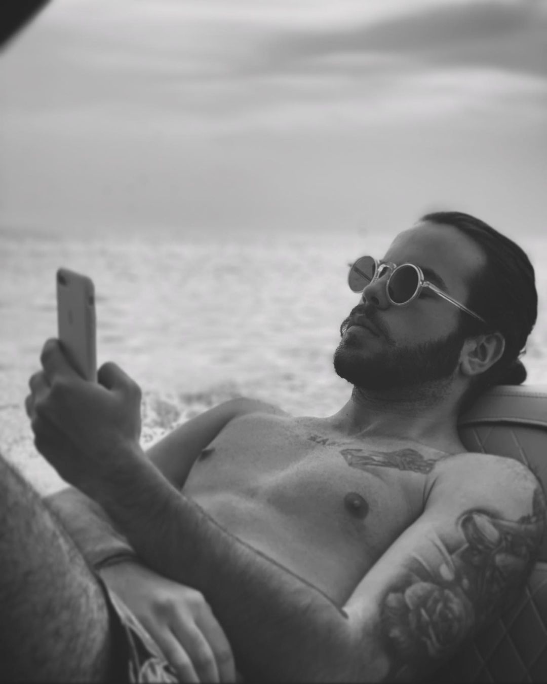 Άγγελος Λάτσιος: Γυμνός έφερε τα πάνω κάτω στο instagram