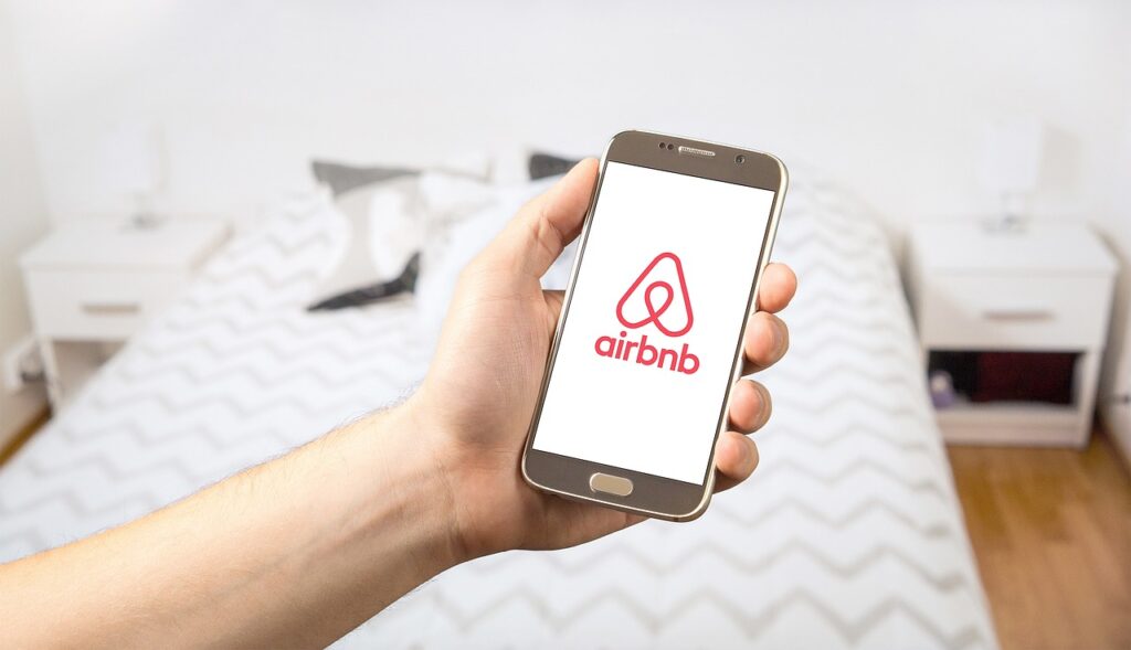 Πλαφόν στα AirBnB και πράσινο τέλος στις τουριστικές δραστηριότητες