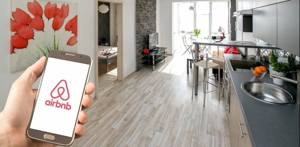 Airbnb: Αποζημίωση 7 εκατ. ευρώ σε τουρίστρια που βιάστηκε σε ενοικιαζόμενοί διαμέρισμα