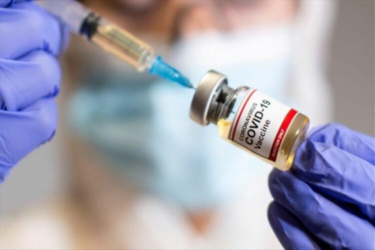 Πάνω από 7 στους 10 Έλληνες υπέρ του υποχρεωτικού εμβολιασμού