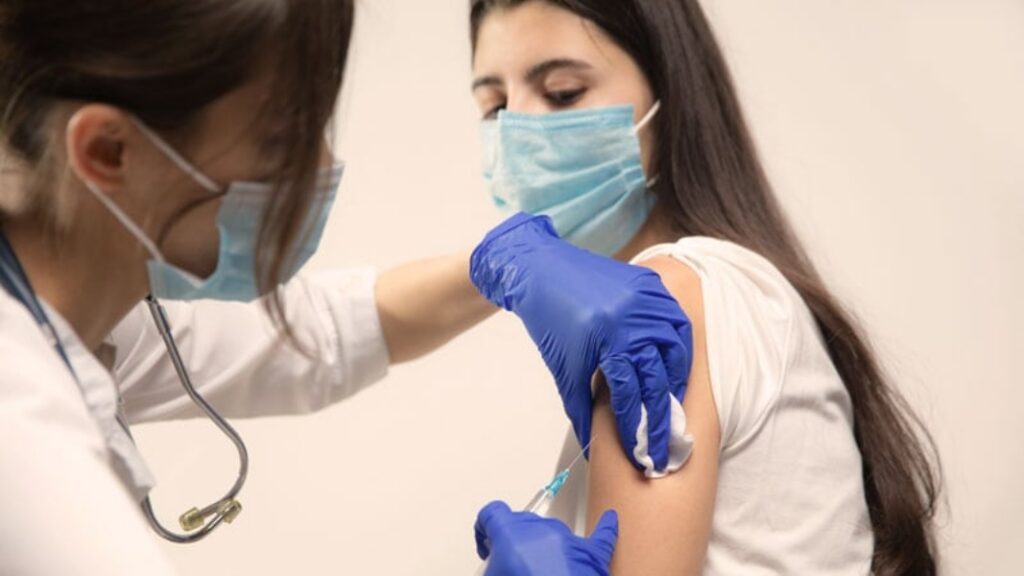 Επιτροπή Εμβολιασμών: Σύσταση για εμβολιασμό εφήβων 16-17 ετών και παιδιών με υποκείμενα νοσήματα