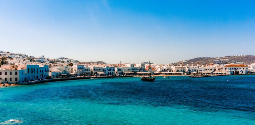 Στη Σαλαμίνα για τα εμβόλια έχουμε 100% πληρότητα στα ραντεβού. Το ίδιο συμβαίνει και στα εξής νησιά, όπου τα ραντεβού έχουν εξαφανιστεί και υπάρχει απόλυτη πληρότητα: στην Πάρο, στη Ρόδο, στη Μύκονο, στην Κέρκυρα, στη Νάξο, στην Αίγινα και στη Θάσο. Στους «πρωταθλητές», έστω και αν δεν έχουν την 100% πληρότητα των 8 παραπάνω νήσων, ανήκουν ακόμα: η Χίος με 100%. Η Σαντορίνη, όπου τα αντίστοιχα ποσοστά ραντεβού είναι 100% και η Λευκάδα που τα ραντεβού έχουν ήδη εξαντληθεί. Υπάρχουν όμως και 8 νησιά που η πληρότητα των ραντεβού χρήζει βελτίωσης. Αλλού λιγότερο και αλλού επιτακτικά. Στην Κω, στην Κάλυμνο, στη Σύρο, στην Κεφαλονιά, στη Λήμνο, στη Σάμο, στη Ζάκυνθο και στη Λέσβο.