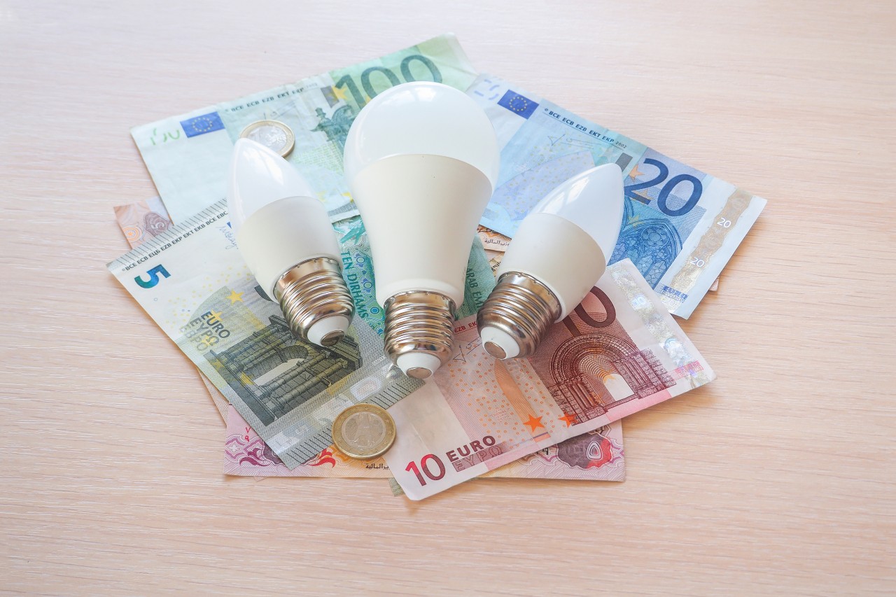 energy-saving-lamps-arab-dirhams-concept-saving (1)
