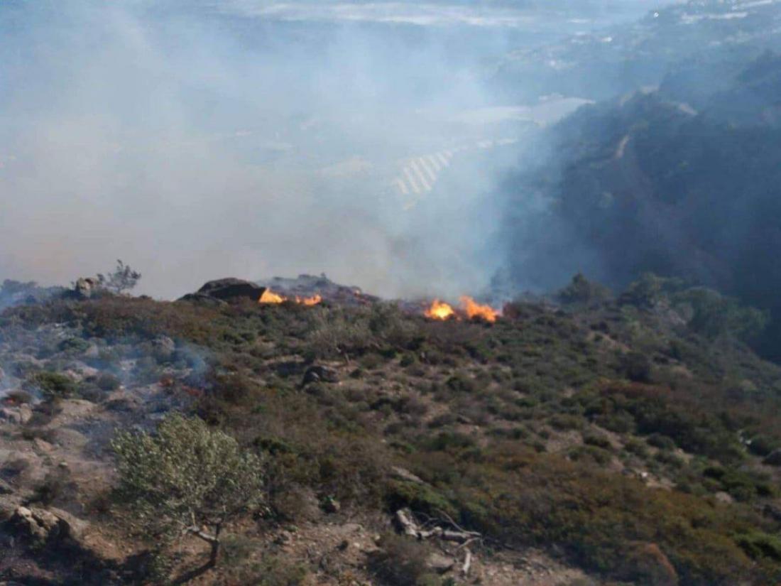Αίγινα: Πυρκαγιά ξέσπασε κοντά σε σπίτια τέθηκε υπό έλεγχο πριν λίγο