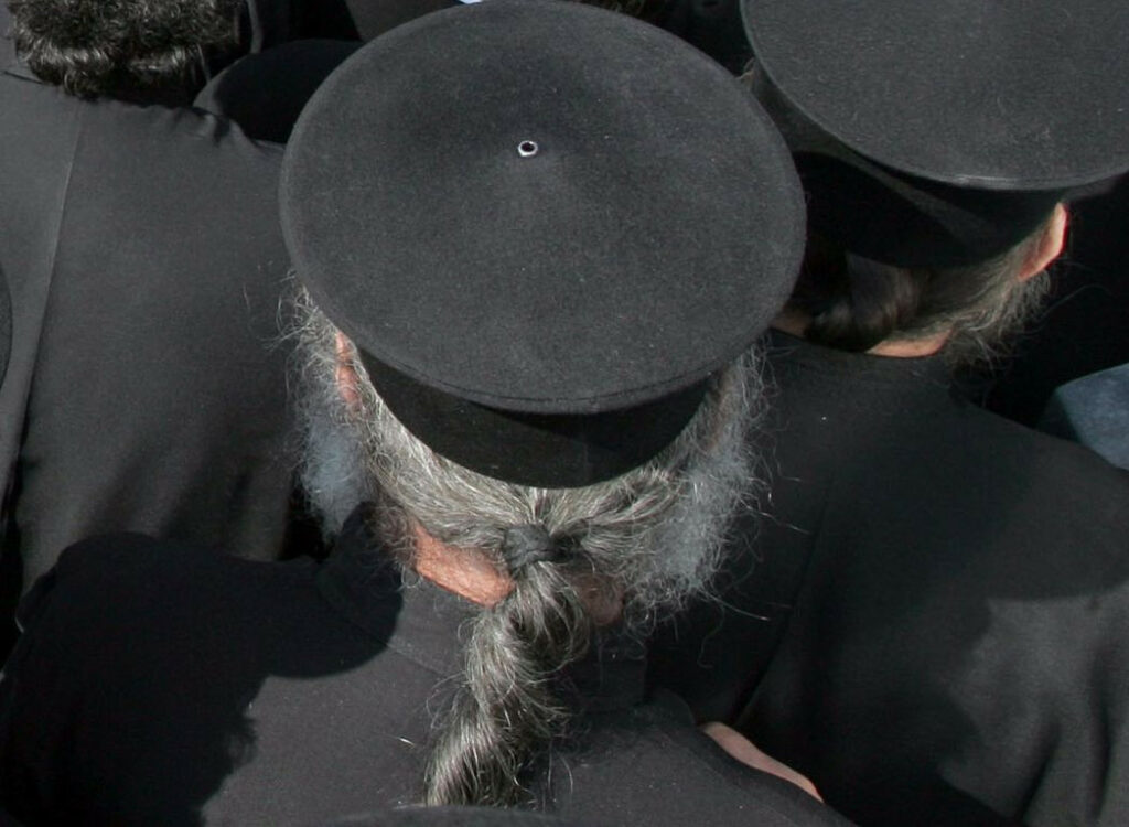 Πανικός στο παπαδαριό για την Ιερή Διαπλοκή!