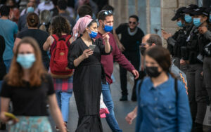 Ισραήλ: Επανέρχεται η μάσκα στους κλειστούς δημόσιους χώρους