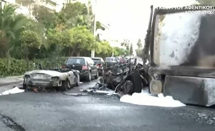 Τροχαίο στο Καβούρι: ΙΧ συγκρούστηκε με απορριματοφόρο (ΦΩΤΟ)