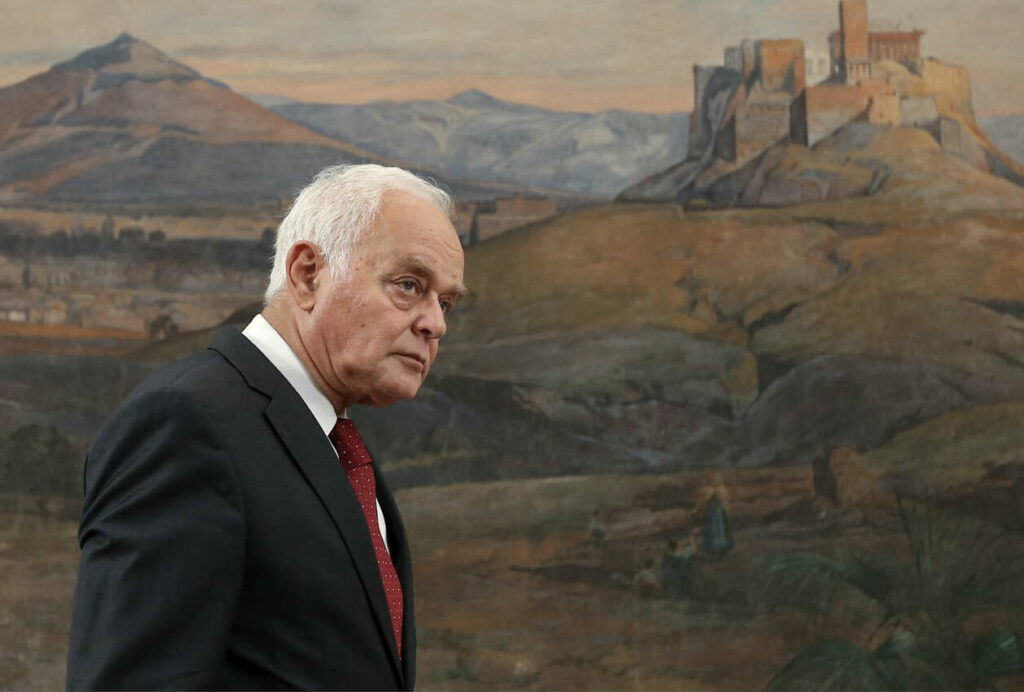 Αντ. Μανιτάκης: Συνταγματική η απαγόρευση εισόδου ανεμβολίαστων εργαζομένων σε χώρους εργασίας