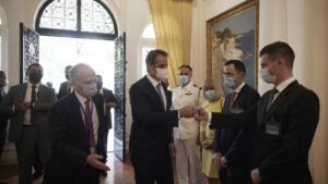 Ο πρωθυπουργός Κυριάκος Μητσοτάκης έκλεισε την επίσκεψη του στο Κάιρο με συνάντηση με εκπροσώπους της ιστορικής Ελληνικής Κοινότητας στην πρεσβευτική κατοικία της Ελλάδας