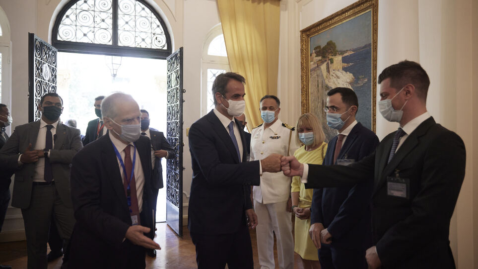 Ο πρωθυπουργός Κυριάκος Μητσοτάκης έκλεισε την επίσκεψη του στο Κάιρο με συνάντηση με εκπροσώπους της ιστορικής Ελληνικής Κοινότητας στην πρεσβευτική κατοικία της Ελλάδας