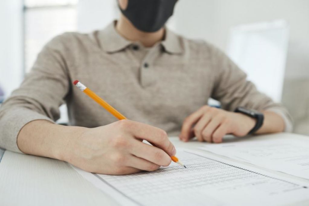 Ξεκινούν τη Δευτέρα 14 Ιουνίου οι Πανελλαδικές Εξετάσεις με μάσκες και Self test