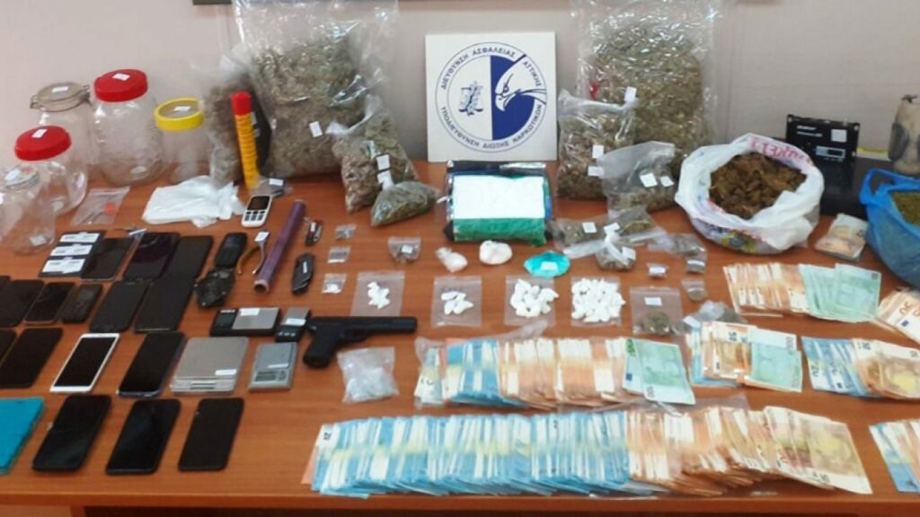 Εξάρθρωση σπείρας που διακινούσε ναρκωτικά σε Αττική και νησιά