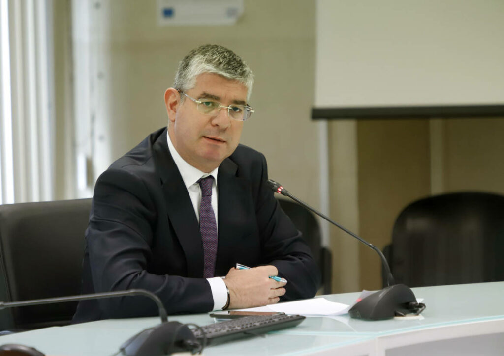 Τσακίρης: Θα «πέσουν» πάνω από 140 δισ. ευρώ στην οικονομία την επόμενη πενταετία