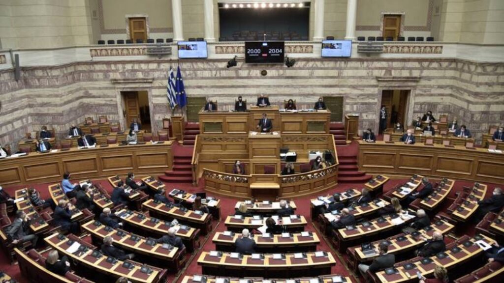 Βουλή: Αντιπαράθεση για την εξαγγελία προπληρωμένης κάρτας στους νέους που θα εμβολιάζονται