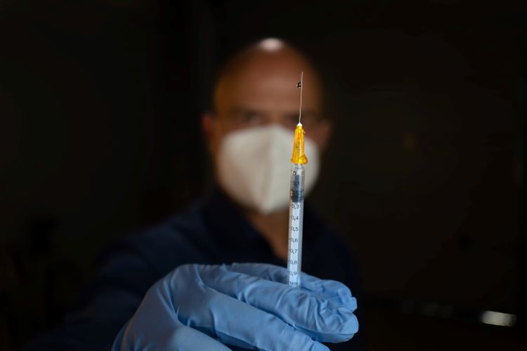 Υποχρεωτικότητα εμβολιασμού: Έρχονται κυρώσεις για αρνητές υγειονομικούς το φθινόπωρο