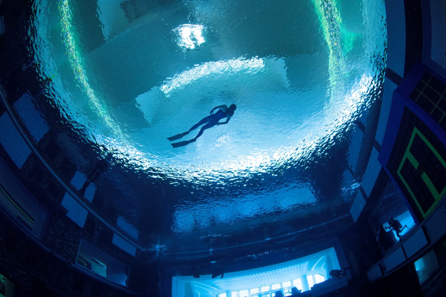 Deep-Dive-Dubai—a-freediver-rises-to-the-pool-surface-LR-_0