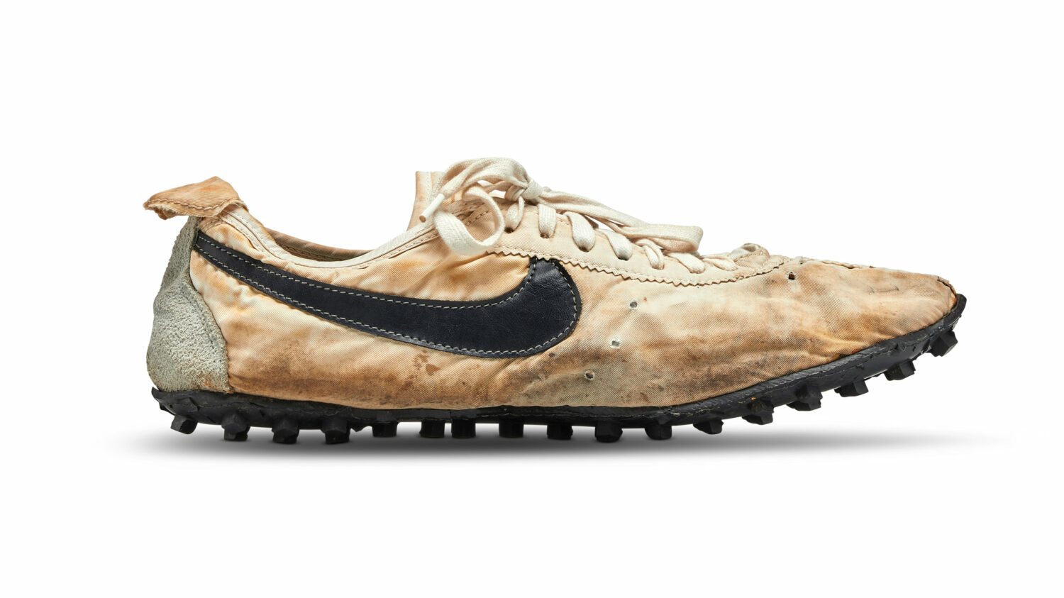 Sotheby’s: Σε δημοπρασία τα ιστορικά «Moon Shoes» της Nike