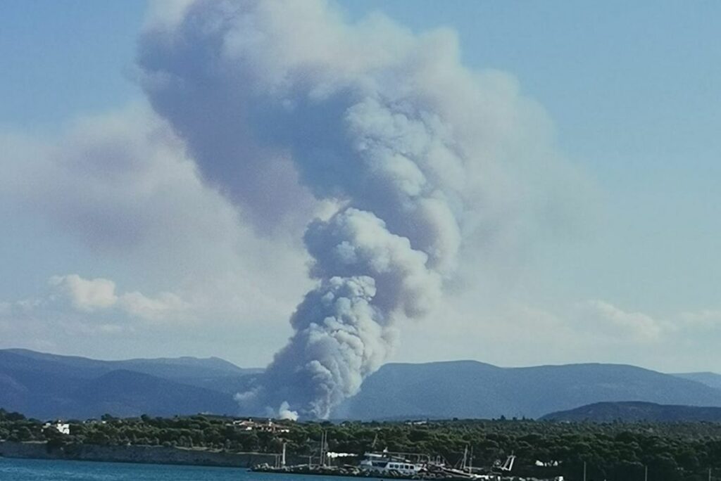 Μεγάλη φωτιά στην Άνω Αλμυρή Κορινθίας