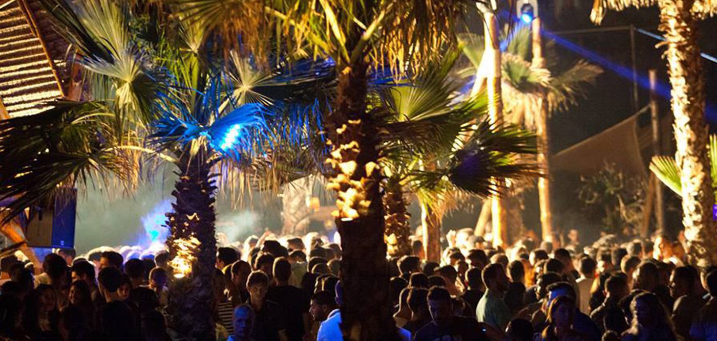 Beach bar: Σταματούν τα πάρτι στην παραλιακή μετά την εκτίναξη των κρουσμάτων