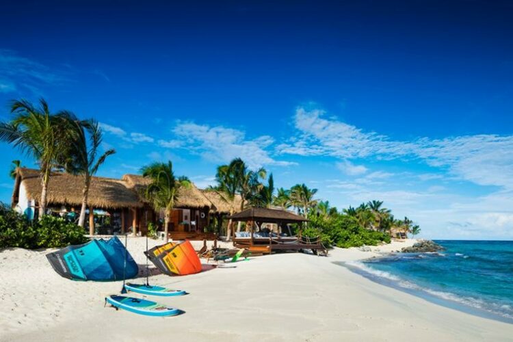 Richard Branson: Ανοίγει το ιδιωτικό του νησί για επισκέπτες