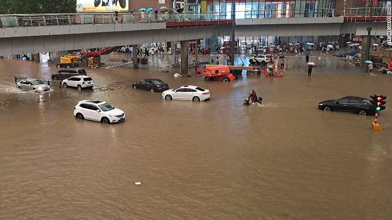 «Τραγωδία» στο μετρό από τις πλημμύρες στην Κίνα
