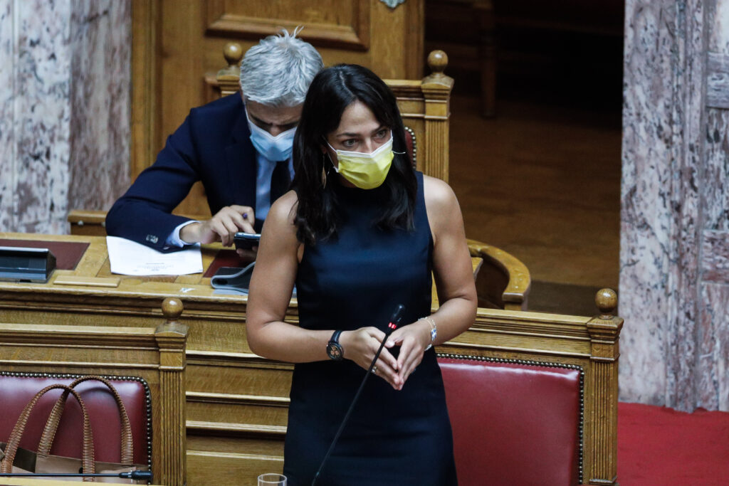 Προς απόλυση οι υπάλληλοι δομών που αρνούνται εμβολιασμό μετά την αναστολή