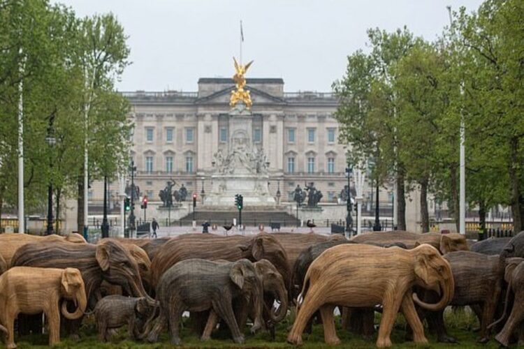 Αγέλες «ελεφάντων» στα πάρκα του Λονδίνου