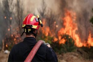 Πυρκαγιά στη Βόνιτσα: Συνεχίζεται η μάχη με τις φλόγες