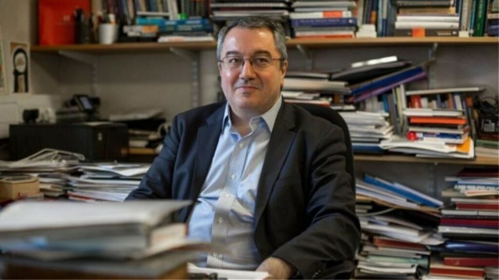 Ηλίας Μόσιαλος για μετάλλαξη Δέλτα: Τα εμβόλια προστατεύουν