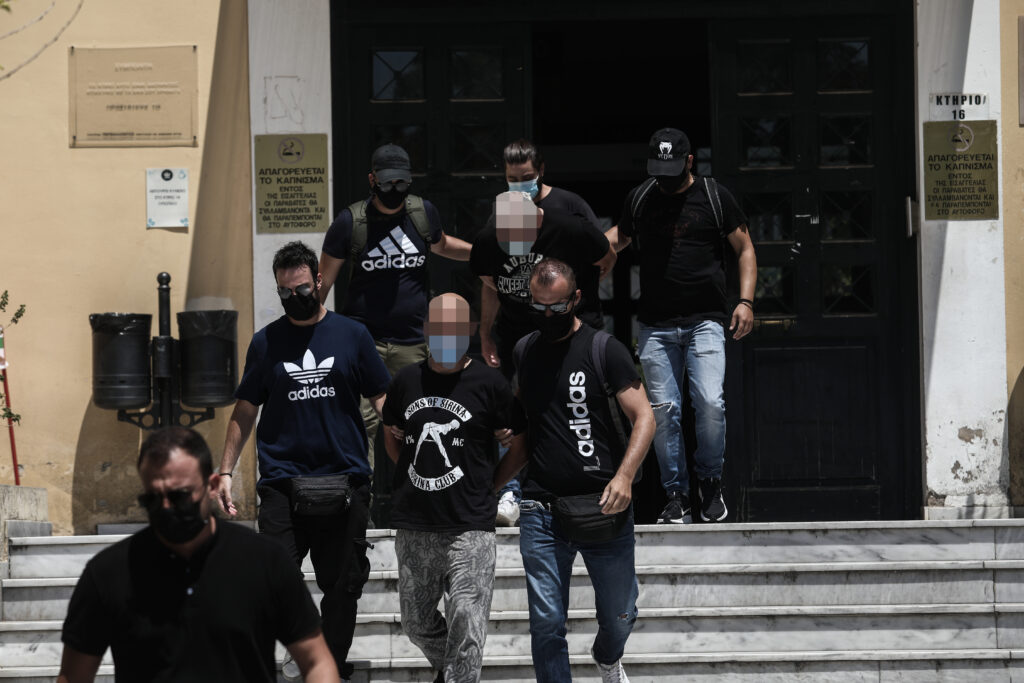ΣΤΟΝ ΑΝΑΚΡΙΤΗ Ο ΑΣΤΥΝΟΜΙΚΟΣ ΠΟΥ ΣΥΝΕΛΗΦΘΗ ΜΕΤΑ ΑΠΟ ΚΑΤΑΓΓΕΛΙΑ 19ΧΡΟΝΗΣ ΣΥΜΦΩΝΑ ΜΕ ΤΗΝ ΟΠΟΙΑ ΤΗΝ ΚΡΑΤΟΥΣΕ ΦΥΛΑΚΙΣΜΕΝΗ ΚΑΙ ΤΗΝ ΕΞΕΔΙΔΕ ΚΑΙ Ο ΠΑΤΕΡΑΣ ΤΗΣ ΠΟΥ ΣΥΜΦΩΝΑ ΜΕ ΤΗΝ ΚΟΠΕΛΑ ΤΗΝ ΒΙΑΖΕ ΑΠΟ ΤΗΝ ΗΛΙΚΙΑ ΤΩΝ 11 ΕΤΩΝ(EUROKINISSI/ΒΑΣΙΛΗΣ ΡΕΜΠΑΠΗΣ)