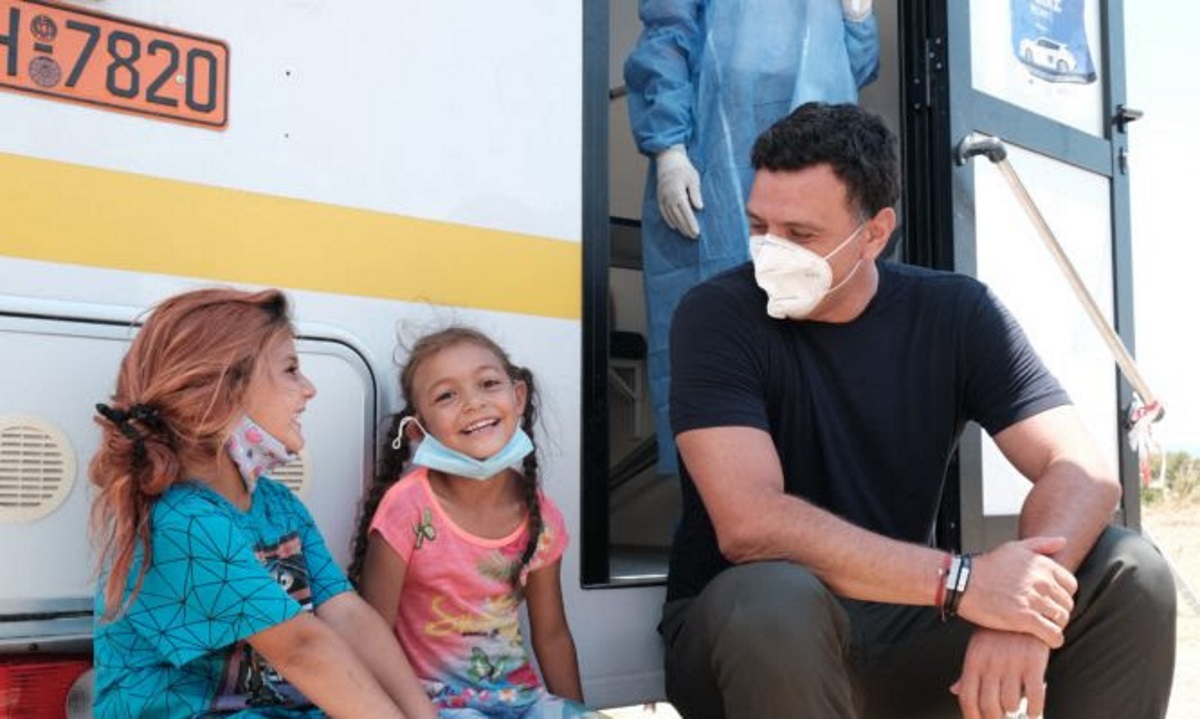 Κικίλιας: Παρότρυνση στους Ρομά να εμβολιαστούν