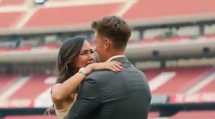 Ο Γιορέντε έκανε πρόταση γάμου στη μνηστή του στο γήπεδο και αυτή… πλάνταξε στο κλάμα!
