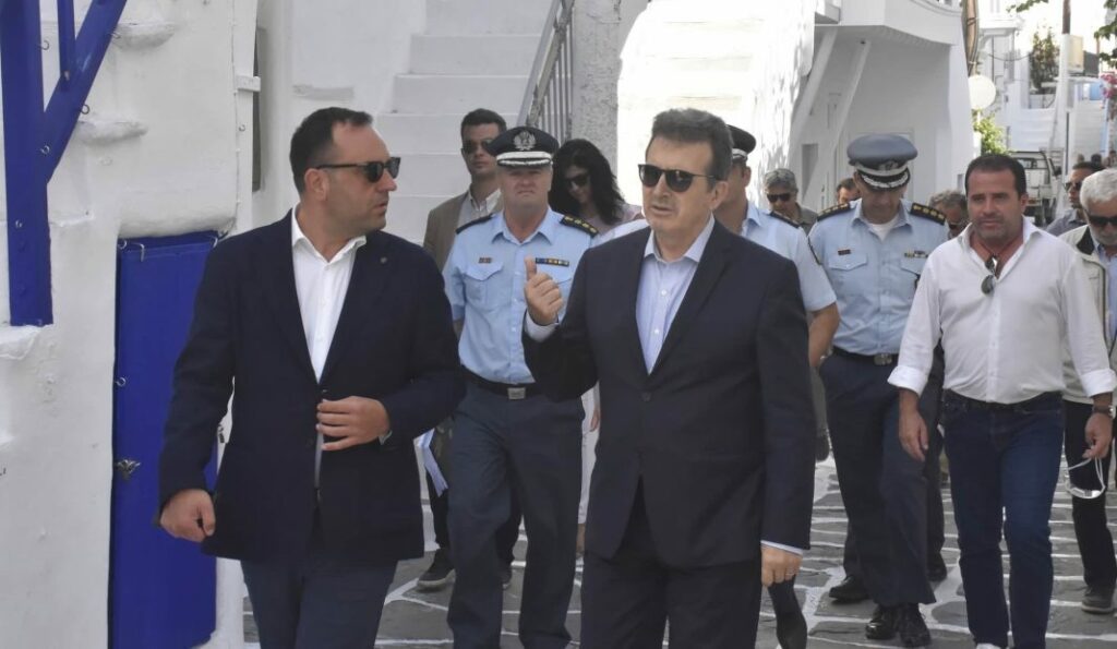 Χρυσοχοΐδης από Μύκονο: Αλλαγή νομοθεσίας για να εντοπίζονται οι διοργανωτές κορωνοπάρτι