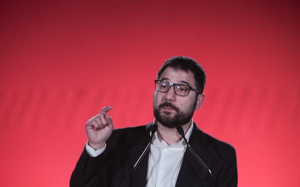Ηλιόπουλος: «Σε «ώρα ληστείας» έφερε το ασφαλιστικό στη Βουλή η κυβέρνηση