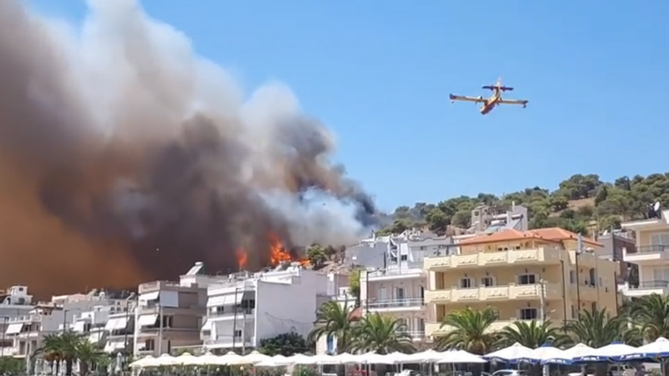 Σαλαμίνα: Φωτιά κοντά σε σπίτια
