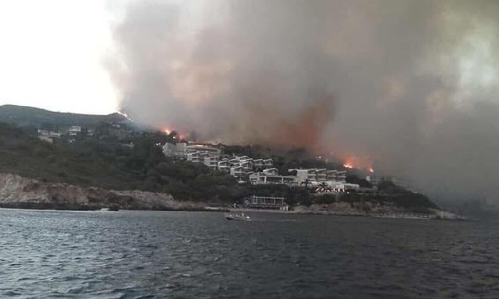 Σάμος: Ανεξέλεγκτη η φωτιά στους Βουρλιώτες