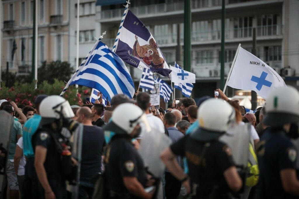 Συγκέντρωση αντιεμβολιαστών: Μολότοφ και επεισόδια έξω από την Βουλή